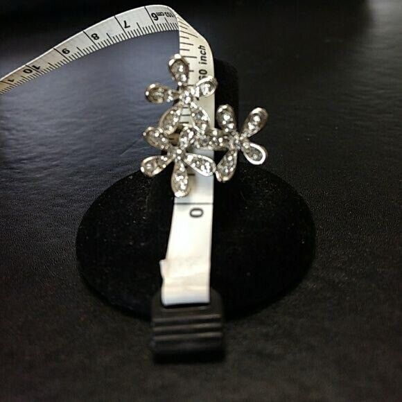 Silver tone rhinestone flower ring - Picture 5 of 6